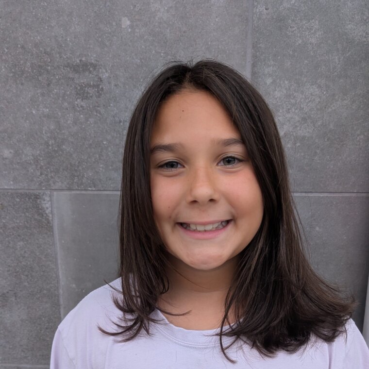 Bruna, smiling and ready to help